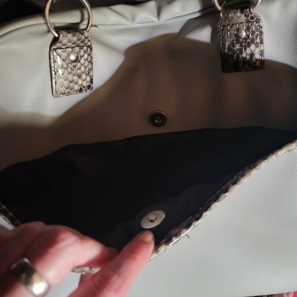 Guess Overnight Diaper/Travel/Gym Bag Tote - Picture 10 of 12